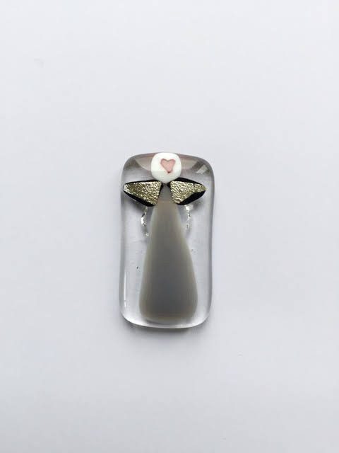 Engleamulet i glas - elefantgrå med sølvvinger